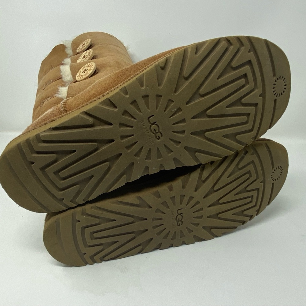 UGG Boots - Picture 4 of 4